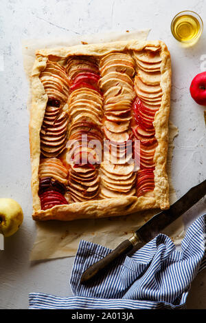 Apple Galette mit tahini Frangipane und Hibiskus Glasur. Herbst comfort food Konzept Stockfoto