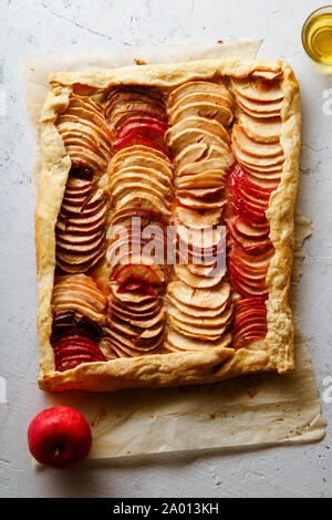 Apple Galette mit tahini Frangipane und Hibiskus Glasur. Herbst comfort food Konzept Stockfoto