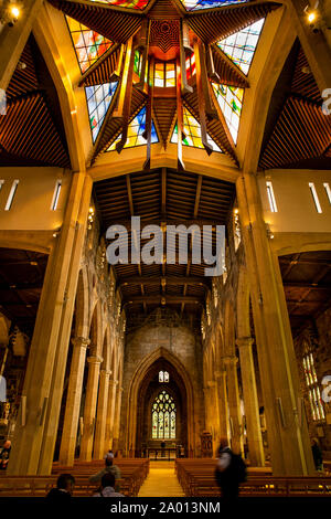 England, Yorkshire, Sheffield, Church Street, die Kathedrale St. Peter und Paul, Kirchenschiff und 1960 Laterne Turm Fenster Stockfoto