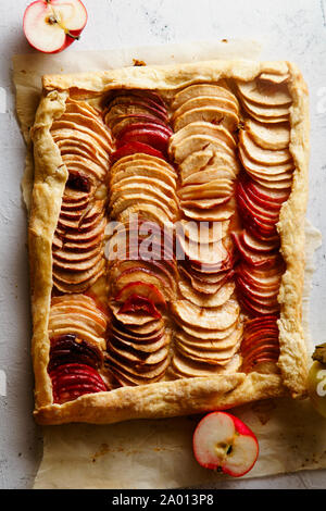 Apple Galette mit tahini Frangipane und Hibiskus Glasur. Herbst comfort food Konzept Stockfoto