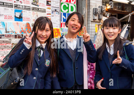 Japanische Schulmädchen in Tokio, Japan. Stockfoto