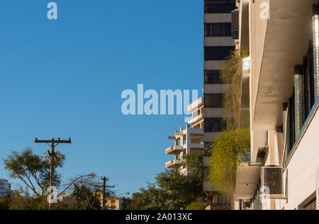 Blick auf den Satz von drei residential Apartment Gebäude in der Vertikalen in der Stadt Santa Maria, RS, Brasilien. Auf der Szene, Stangen und Drähte appea Stockfoto