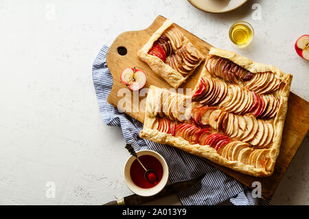 Apple Galette mit tahini Frangipane und Hibiskus Glasur. Herbst comfort food Konzept Stockfoto