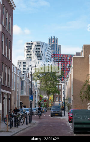 Eine typische Straße in der niederländischen Stadt Rotterdam, mit einer Mischung aus traditioneller und moderner Architektur. Stockfoto