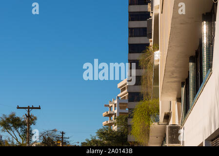 Blick auf den Satz von drei residential Apartment Gebäude in der Vertikalen in der Stadt Santa Maria, RS, Brasilien. Auf der Szene, Stangen und Drähte appea Stockfoto