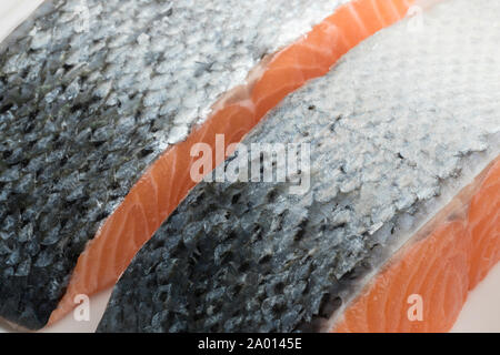 Frischen, rohen Lachs Steaks mit Silber haut Nahaufnahme Stockfoto