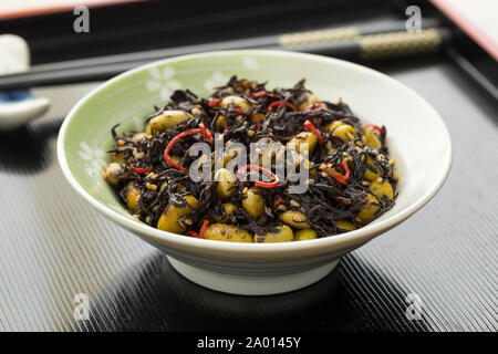 Traditionelle japanische Schale mit hijiki Algen und Edamame Bohnen Salat Stockfoto