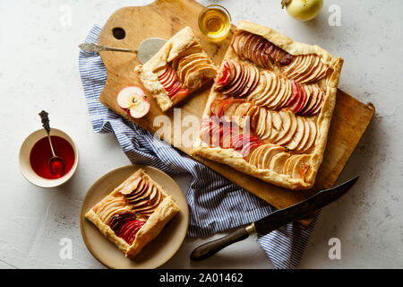 Apple Galette mit tahini Frangipane und Hibiskus Glasur. Herbst comfort food Konzept Stockfoto