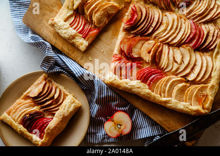 Apple Galette mit tahini Frangipane und Hibiskus Glasur. Herbst comfort food Konzept Stockfoto