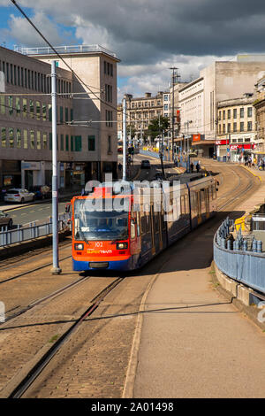 England, Yorkshire, Sheffield, Park Square, den Transport, die Supertram 102 bis steigende Überführung von Commercial Street Stockfoto