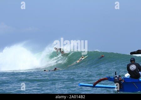 Kostenloses Surfen auf Bali Beach, Indonesien. Surfer auf Bali Beach... Stockfoto