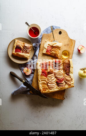 Apple Galette mit tahini Frangipane und Hibiskus Glasur. Herbst comfort food Konzept Stockfoto