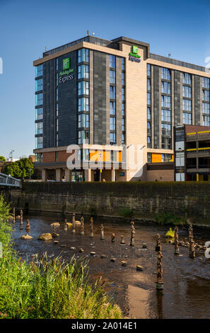 England, Yorkshire, Sheffield, Don, chilenischen Künstler Daniel Buscamente's gefunden Steine und Ringe' Skulpturen in Wasser unter Holiday Inn Express H Stockfoto