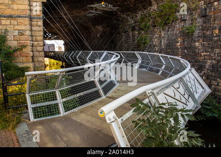 England, Yorkshire, Sheffield, 5 Wehre, Spider (Spinnennetz) Fußgängerbrücke überqueren Fluss Don unter Wicker Bögen Eisenbahnviadukt Stockfoto