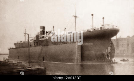 Die neueste Technik und Technologie aus den 1930er Jahren: ein schwimmdock ist ein hohler Bügeleisen Struktur an jedem Ende Untergang öffnen, um die gewünschte Tiefe mit Wasser gefüllten Kammern, das Schiff im Dock und wenn die sichere, die Kammern sind mit Luft gefüllt, die Entleerung des Wasser und steigende Arbeiten am Schiff zu beginnen zu können. Stockfoto