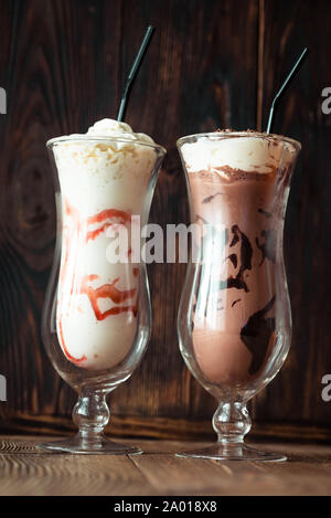 Zwei Gläser Milchshake auf dem hölzernen Hintergrund Stockfoto