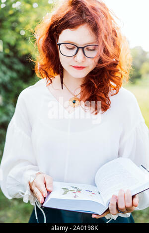 Schöne junge Frau mit roten lockigen Haar und Sommersprossen im Gesicht. Stockfoto