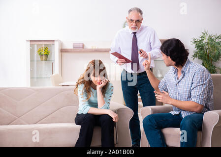 Das junge Paar besuchen erfahrener Arzt Psychologe Stockfoto