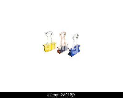 Bunte Binder Clips auf weißem Hintergrund. Klerikalen Clips für Papier Stockfoto
