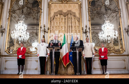 Rom, Italien. 19 Sep, 2019. Bundespräsident Dr. Frank-Walter Steinmeier (3. von links) und des italienischen Präsidenten Sergio Mattarella (4. von links) sprechen bei einer Pressekonferenz nach dem Gespräch im Quirinalspalast. Präsident Steinmeier und seine Frau sind auf einem zweitägigen Staatsbesuch in Italien. Quelle: Bernd von Jutrczenka/dpa/Alamy leben Nachrichten Stockfoto