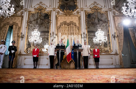 Rom, Italien. 19 Sep, 2019. Bundespräsident Dr. Frank-Walter Steinmeier (4. von rechts) und dem Italienischen Präsidenten Sergio Mattarella (3. von rechts) sprechen auf einer Pressekonferenz nach der Diskussion im Quirinalspalast. Präsident Steinmeier und seine Frau sind auf einem zweitägigen Staatsbesuch in Italien. Quelle: Bernd von Jutrczenka/dpa/Alamy leben Nachrichten Stockfoto