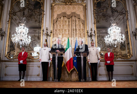 Rom, Italien. 19 Sep, 2019. Bundespräsident Dr. Frank-Walter Steinmeier (3. von links) und des italienischen Präsidenten Sergio Mattarella (4. von links) sprechen bei einer Pressekonferenz nach dem Gespräch im Quirinalspalast. Präsident Steinmeier und seine Frau sind auf einem zweitägigen Staatsbesuch in Italien. Quelle: Bernd von Jutrczenka/dpa/Alamy leben Nachrichten Stockfoto