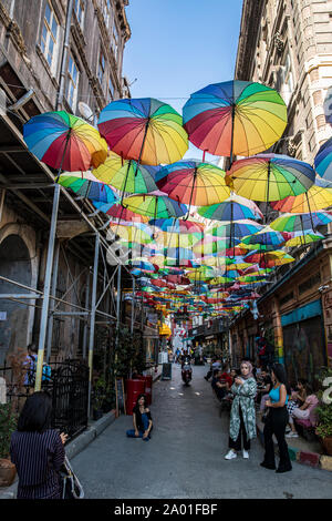 Bunte Sonnenschirme über der Straße in istanbul türkei Stockfoto