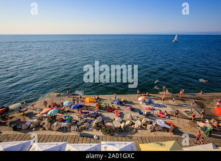 Piran, Istrien, Slowenien - Leben am Strand am Strand der Stadt. Piran, Istrien, Slowenien - Strandleben am Stadtstrand. Stockfoto