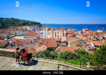 Piran, Istrien, Slowenien - Blick auf die Stadt, Blick über die Dächer der Hafenstadt am Mittelmeer, Radfahrer vor. Piran, Istrien, Slowenien - St Stockfoto
