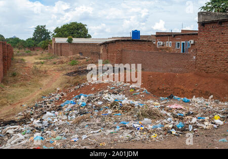 Plastik Müll am Straßenrand in Kasungu, Malawi gedumpten Stockfoto