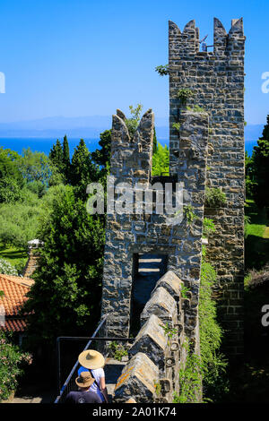 Piran, Istrien, Slowenien - Touristen besuchen die historische Stadtmauer der Hafenstadt am Mittelmeer. Piran, Istrien, Slowenien - Touristen. Stockfoto