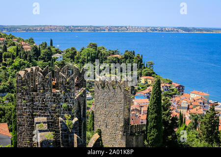 Piran, Istrien, Slowenien - Blick auf die Stadt, mit Blick auf die Stadtmauer und die Dächer der Hafenstadt am Mittelmeer, Touristen nehmen Fotos auf die hist Stockfoto