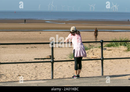 Landschaft von Crosby Strand, Merseyside. Wetter in Großbritannien. September 2019. UK Wetter; strahlend sonnig Starten Sie in Crosby in den Tag, während die Menschen den Blick über die Mersey Mündung auf der Mariners Way Strandpromenade genießen. Stockfoto