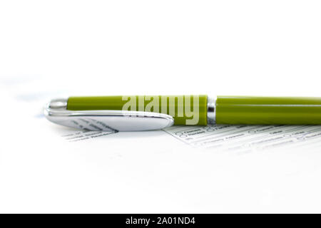Bild von Green Pen mit Schale. Auf weissem Hintergrund. Stockfoto