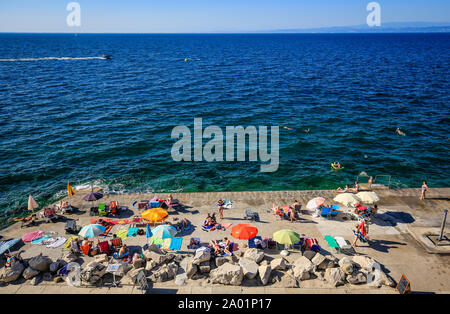 Piran, Istrien, Slowenien - Leben am Strand am Strand der Stadt. Piran, Istrien, Slowenien - Strandleben am Stadtstrand. Stockfoto