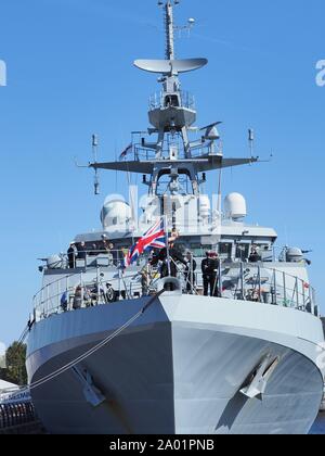 Chatham, Kent, Großbritannien. 19. September 2019. HMS Medway wurde heute morgen offiziell in den historischen Naval Stadt von Chatham mit zahlreichen VIPs anwesend in Auftrag gegeben. Sie ist benannt nach dem Fluss Medway und Medway Towns und es ist ungewöhnlich für ein kriegsschiff in der Umgebung in Betrieb genommen werden Sie nach benannt ist. Sie ist die erste Royal Navy Schiff im Chatham Dockyard in Betrieb genommen Seit 1988. Credit: James Bell/Alamy leben Nachrichten Stockfoto