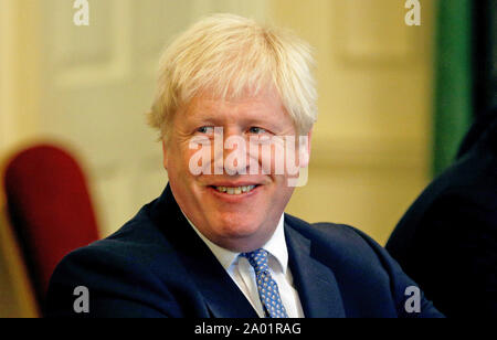Der britische Premierminister Boris Johnson besucht einen Roundtable in der Downing Street in London, Großbritannien, 19. September 2019. REUTERS/Henry Nicholls/Pool Stockfoto