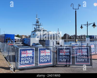 Chatham, Kent, Großbritannien. 19. September 2019. HMS Medway wurde heute morgen offiziell in den historischen Naval Stadt von Chatham mit zahlreichen VIPs anwesend in Auftrag gegeben. Sie ist benannt nach dem Fluss Medway und Medway Towns und es ist ungewöhnlich für ein kriegsschiff in der Umgebung in Betrieb genommen werden Sie nach benannt ist. Sie ist die erste Royal Navy Schiff im Chatham Dockyard in Betrieb genommen Seit 1988. Credit: James Bell/Alamy leben Nachrichten Stockfoto