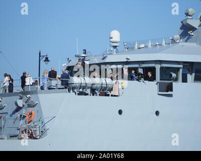 Chatham, Kent, Großbritannien. 19. September 2019. HMS Medway wurde heute morgen offiziell in den historischen Naval Stadt von Chatham mit zahlreichen VIPs anwesend in Auftrag gegeben. Sie ist benannt nach dem Fluss Medway und Medway Towns und es ist ungewöhnlich für ein kriegsschiff in der Umgebung in Betrieb genommen werden Sie nach benannt ist. Sie ist die erste Royal Navy Schiff im Chatham Dockyard in Betrieb genommen Seit 1988. Credit: James Bell/Alamy leben Nachrichten Stockfoto