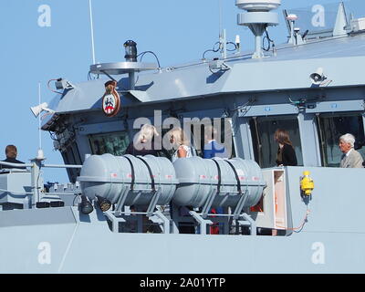 Chatham, Kent, Großbritannien. 19. September 2019. HMS Medway wurde heute morgen offiziell in den historischen Naval Stadt von Chatham mit zahlreichen VIPs anwesend in Auftrag gegeben. Sie ist benannt nach dem Fluss Medway und Medway Towns und es ist ungewöhnlich für ein kriegsschiff in der Umgebung in Betrieb genommen werden Sie nach benannt ist. Sie ist die erste Royal Navy Schiff im Chatham Dockyard in Betrieb genommen Seit 1988. Credit: James Bell/Alamy leben Nachrichten Stockfoto