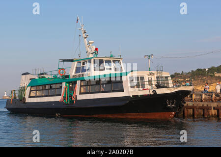 Sewastopol, Krim, Russland - Juli 23, 2019: Pkw motor Schiff bin olodezhny' an der Pier Radiogorka in der Stadt Sewastopol, Krim Stockfoto