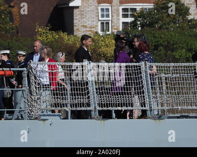 Chatham, Kent, Großbritannien. 19. September 2019. HMS Medway wurde heute morgen offiziell in den historischen Naval Stadt von Chatham mit zahlreichen VIPs anwesend in Auftrag gegeben. Sie ist benannt nach dem Fluss Medway und Medway Towns und es ist ungewöhnlich für ein kriegsschiff in der Umgebung in Betrieb genommen werden Sie nach benannt ist. Sie ist die erste Royal Navy Schiff im Chatham Dockyard in Betrieb genommen Seit 1988. Credit: James Bell/Alamy leben Nachrichten Stockfoto