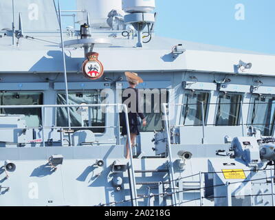 Chatham, Kent, Großbritannien. 19. September 2019. HMS Medway wurde heute morgen offiziell in den historischen Naval Stadt von Chatham mit zahlreichen VIPs anwesend in Auftrag gegeben. Sie ist benannt nach dem Fluss Medway und Medway Towns und es ist ungewöhnlich für ein kriegsschiff in der Umgebung in Betrieb genommen werden Sie nach benannt ist. Sie ist die erste Royal Navy Schiff im Chatham Dockyard in Betrieb genommen Seit 1988. Credit: James Bell/Alamy leben Nachrichten Stockfoto
