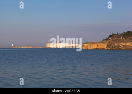 Sewastopol, Krim, Russland - Juli 23, 2019: Konstantinovsky fort in den Strahlen der aufgehenden Sonne. Sewastopol, Krim Stockfoto