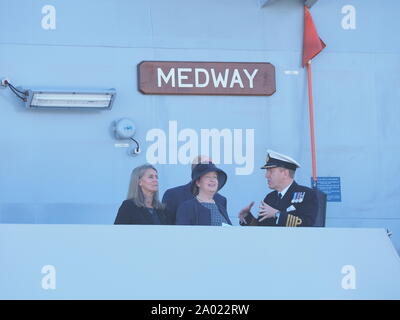 Chatham, Kent, Großbritannien. 19. September 2019. HMS Medway wurde heute morgen offiziell in den historischen Naval Stadt von Chatham mit zahlreichen VIPs anwesend in Auftrag gegeben. Sie ist benannt nach dem Fluss Medway und Medway Towns und es ist ungewöhnlich für ein kriegsschiff in der Umgebung in Betrieb genommen werden Sie nach benannt ist. Sie ist die erste Royal Navy Schiff im Chatham Dockyard in Betrieb genommen Seit 1988. Credit: James Bell/Alamy leben Nachrichten Stockfoto