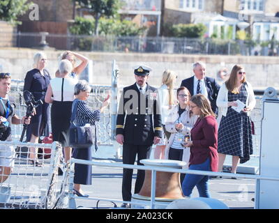 Chatham, Kent, Großbritannien. 19. September 2019. HMS Medway wurde heute morgen offiziell in den historischen Naval Stadt von Chatham mit zahlreichen VIPs anwesend in Auftrag gegeben. Sie ist benannt nach dem Fluss Medway und Medway Towns und es ist ungewöhnlich für ein kriegsschiff in der Umgebung in Betrieb genommen werden Sie nach benannt ist. Sie ist die erste Royal Navy Schiff im Chatham Dockyard in Betrieb genommen Seit 1988. Credit: James Bell/Alamy leben Nachrichten Stockfoto