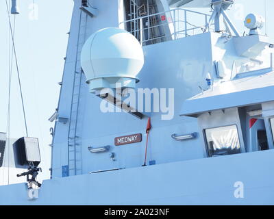 Chatham, Kent, Großbritannien. 19. September 2019. HMS Medway wurde heute morgen offiziell in den historischen Naval Stadt von Chatham mit zahlreichen VIPs anwesend in Auftrag gegeben. Sie ist benannt nach dem Fluss Medway und Medway Towns und es ist ungewöhnlich für ein kriegsschiff in der Umgebung in Betrieb genommen werden Sie nach benannt ist. Sie ist die erste Royal Navy Schiff im Chatham Dockyard in Betrieb genommen Seit 1988. Credit: James Bell/Alamy leben Nachrichten Stockfoto