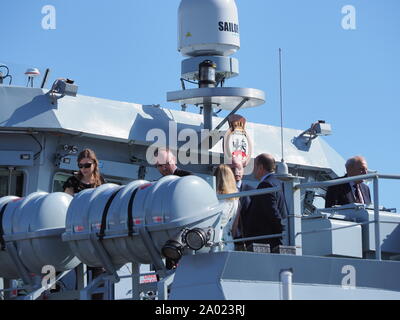 Chatham, Kent, Großbritannien. 19. September 2019. HMS Medway wurde heute morgen offiziell in den historischen Naval Stadt von Chatham mit zahlreichen VIPs anwesend in Auftrag gegeben. Sie ist benannt nach dem Fluss Medway und Medway Towns und es ist ungewöhnlich für ein kriegsschiff in der Umgebung in Betrieb genommen werden Sie nach benannt ist. Sie ist die erste Royal Navy Schiff im Chatham Dockyard in Betrieb genommen Seit 1988. Credit: James Bell/Alamy leben Nachrichten Stockfoto