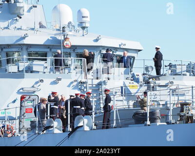 Chatham, Kent, Großbritannien. 19. September 2019. HMS Medway wurde heute morgen offiziell in den historischen Naval Stadt von Chatham mit zahlreichen VIPs anwesend in Auftrag gegeben. Sie ist benannt nach dem Fluss Medway und Medway Towns und es ist ungewöhnlich für ein kriegsschiff in der Umgebung in Betrieb genommen werden Sie nach benannt ist. Sie ist die erste Royal Navy Schiff im Chatham Dockyard in Betrieb genommen Seit 1988. Credit: James Bell/Alamy leben Nachrichten Stockfoto