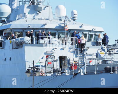 Chatham, Kent, Großbritannien. 19. September 2019. HMS Medway wurde heute morgen offiziell in den historischen Naval Stadt von Chatham mit zahlreichen VIPs anwesend in Auftrag gegeben. Sie ist benannt nach dem Fluss Medway und Medway Towns und es ist ungewöhnlich für ein kriegsschiff in der Umgebung in Betrieb genommen werden Sie nach benannt ist. Sie ist die erste Royal Navy Schiff im Chatham Dockyard in Betrieb genommen Seit 1988. Credit: James Bell/Alamy leben Nachrichten Stockfoto